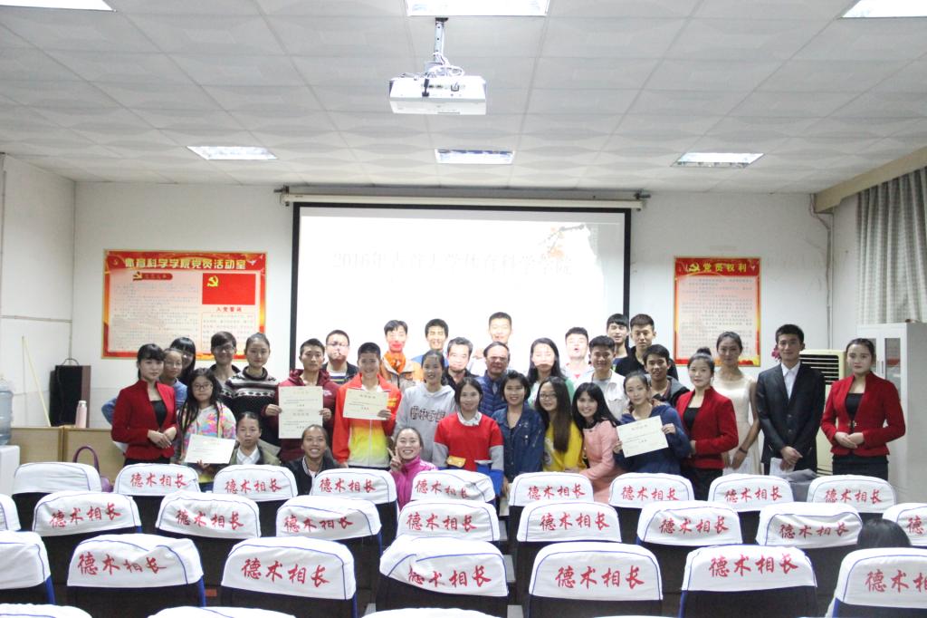 评委老师与“三字”获奖选手合影(于敏摄)