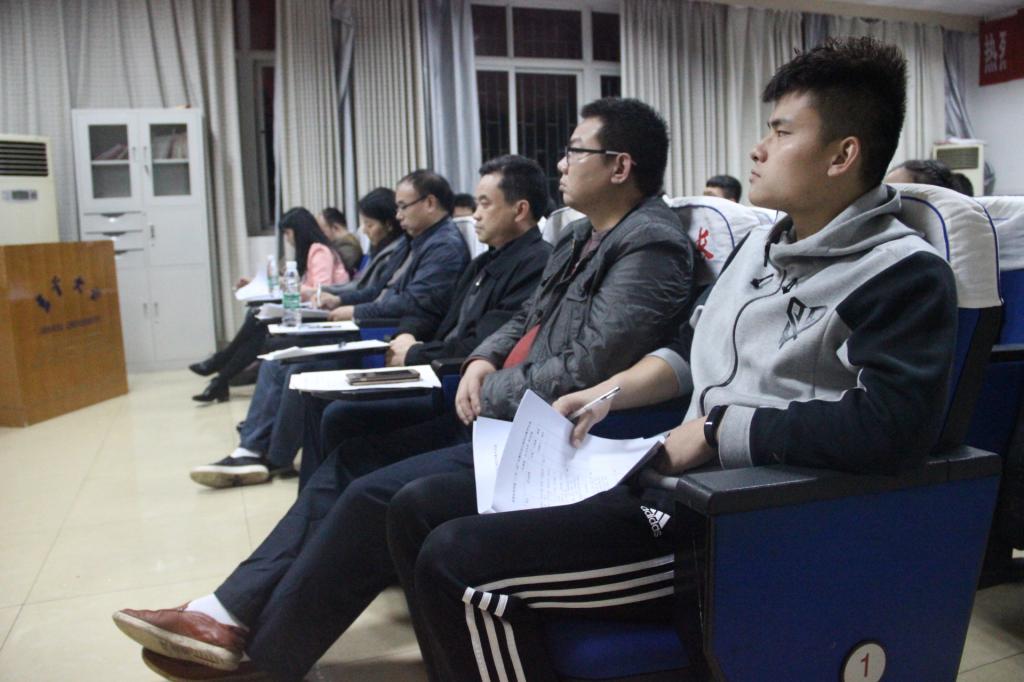 图为到场评委老师(于敏摄)