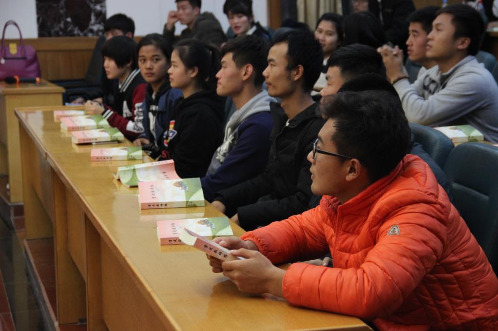 图为授书仪式现场(张成兵摄)