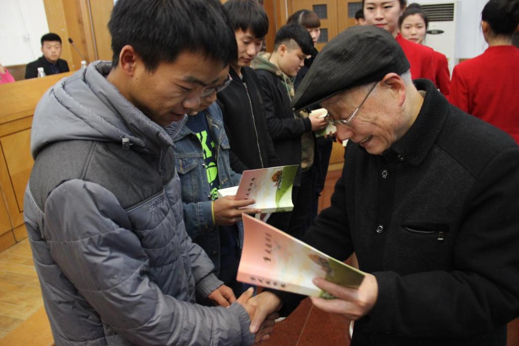 图为授书仪式现场(张成兵摄)