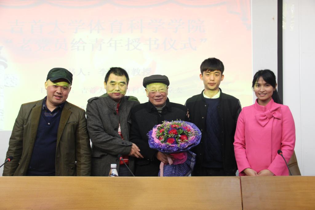 图为为李教授送花(张成兵摄)