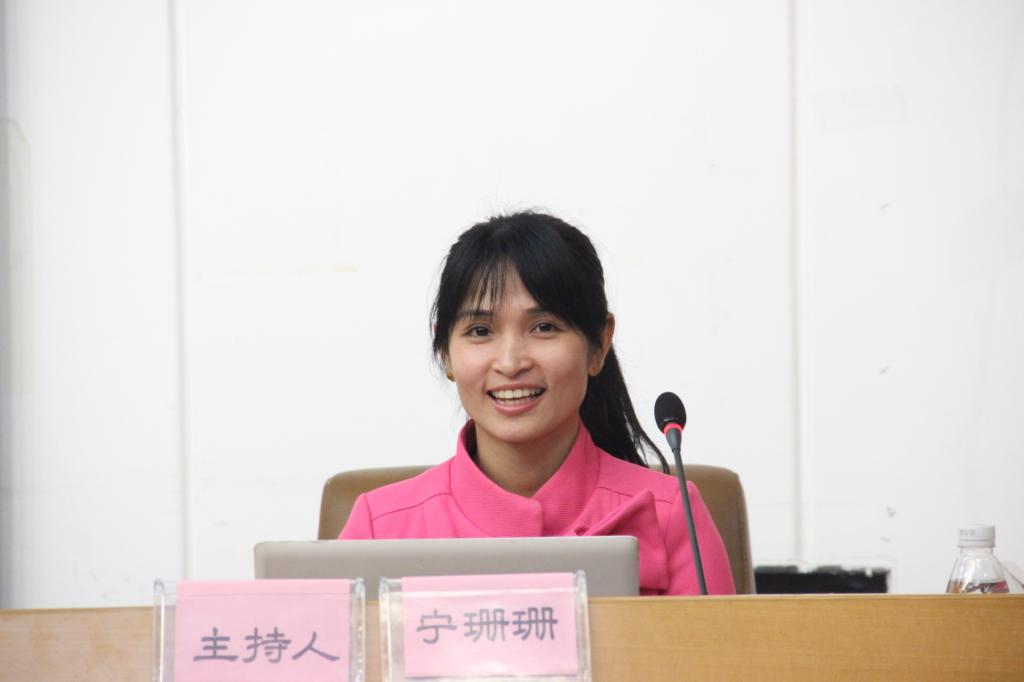 图为主持人宁珊珊老师(张成兵摄)