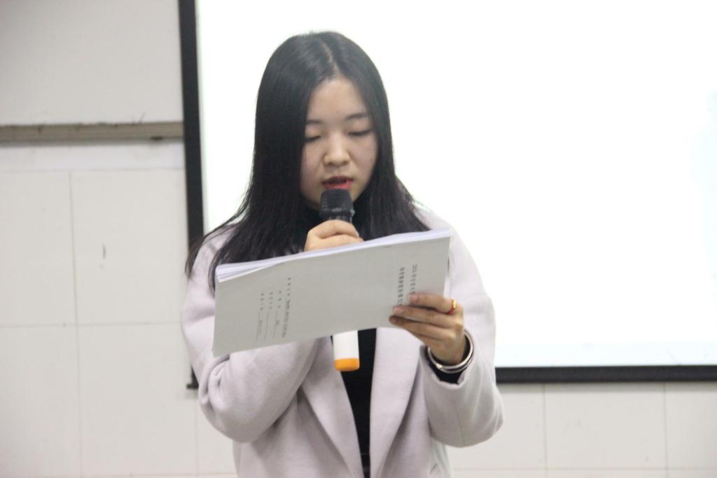 (图为彭新湘老师宣读比赛结果)