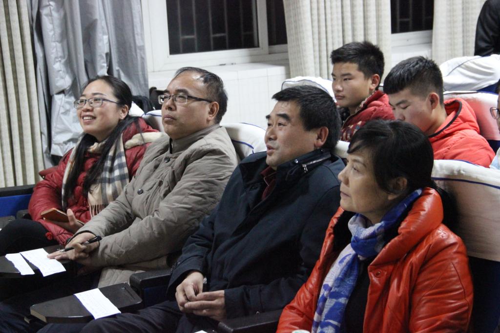 图为评委老师与参赛选手交流(朱嘉欣摄)