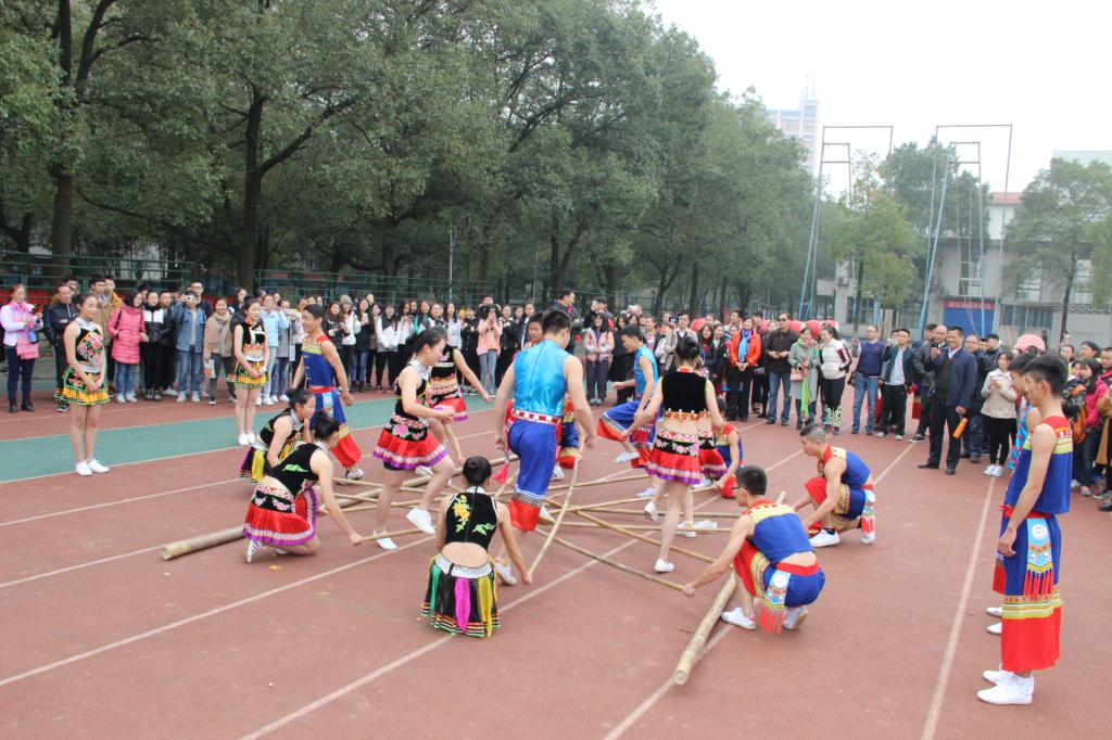 观摩跳竹竿