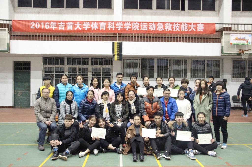 图为 老师与获奖同学合影留念