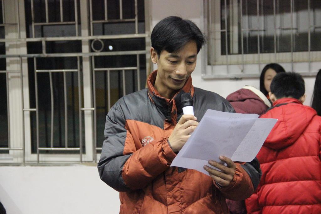 图为 张小林副经理宣布获奖名单