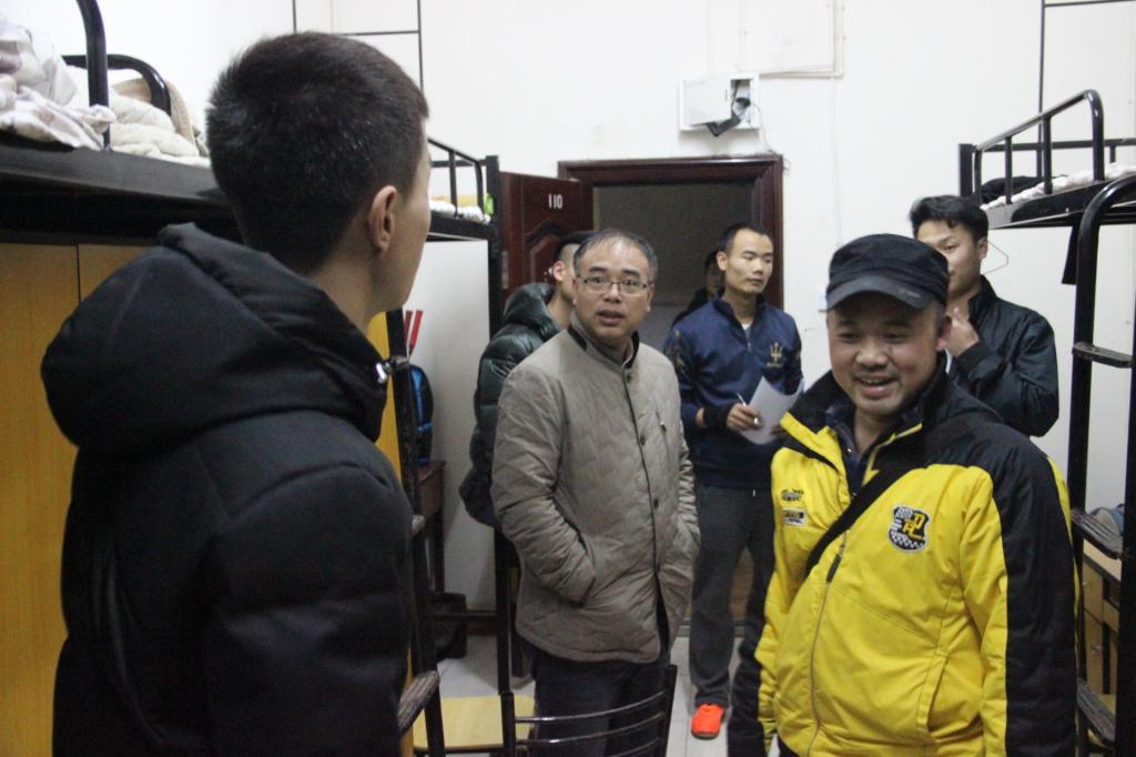 图为 吴永海书记和彭友辅导员下寝视察