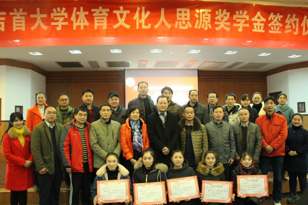 图为获奖同学与领导老师合影(张成兵摄)