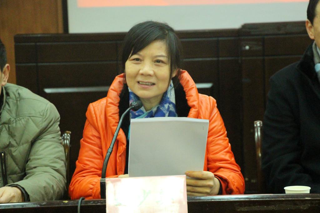 图为刘少英教授宣读获奖名单(张成兵摄)