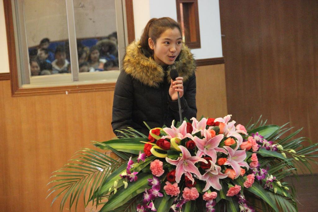 图为获奖员工代表奉归发言(张成兵摄)