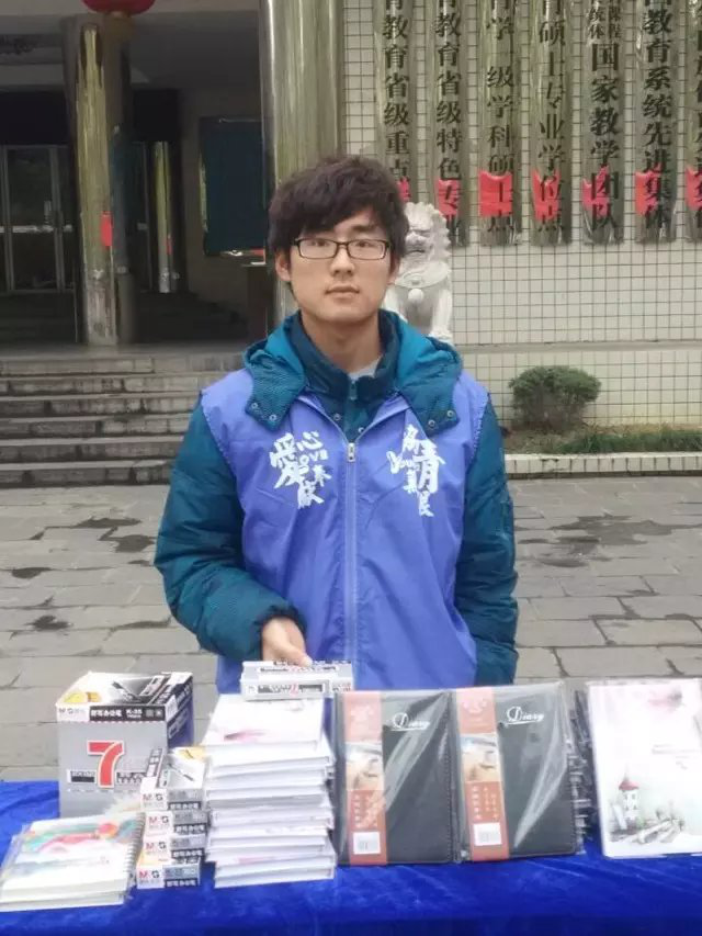 (图为义卖现场)