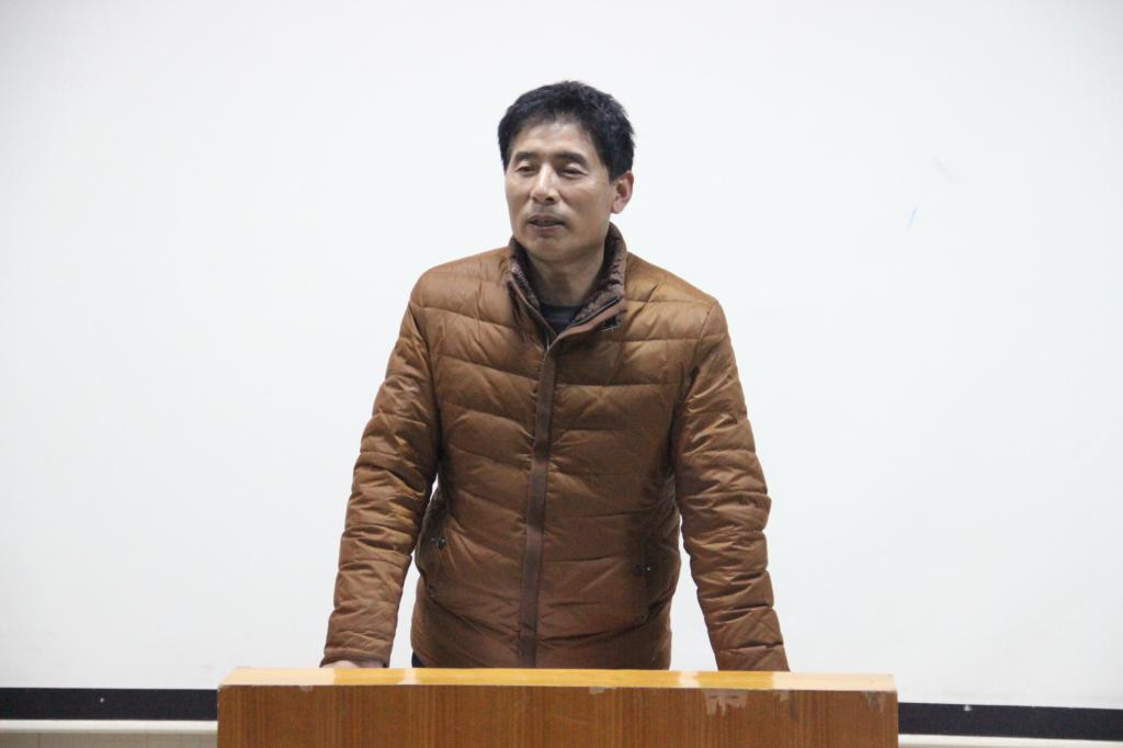 图为郭振华老师点评(于敏摄)