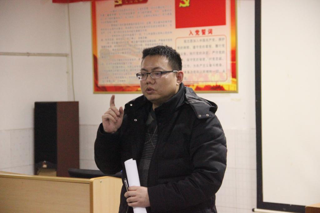 图为万义老师讲话(于敏摄)