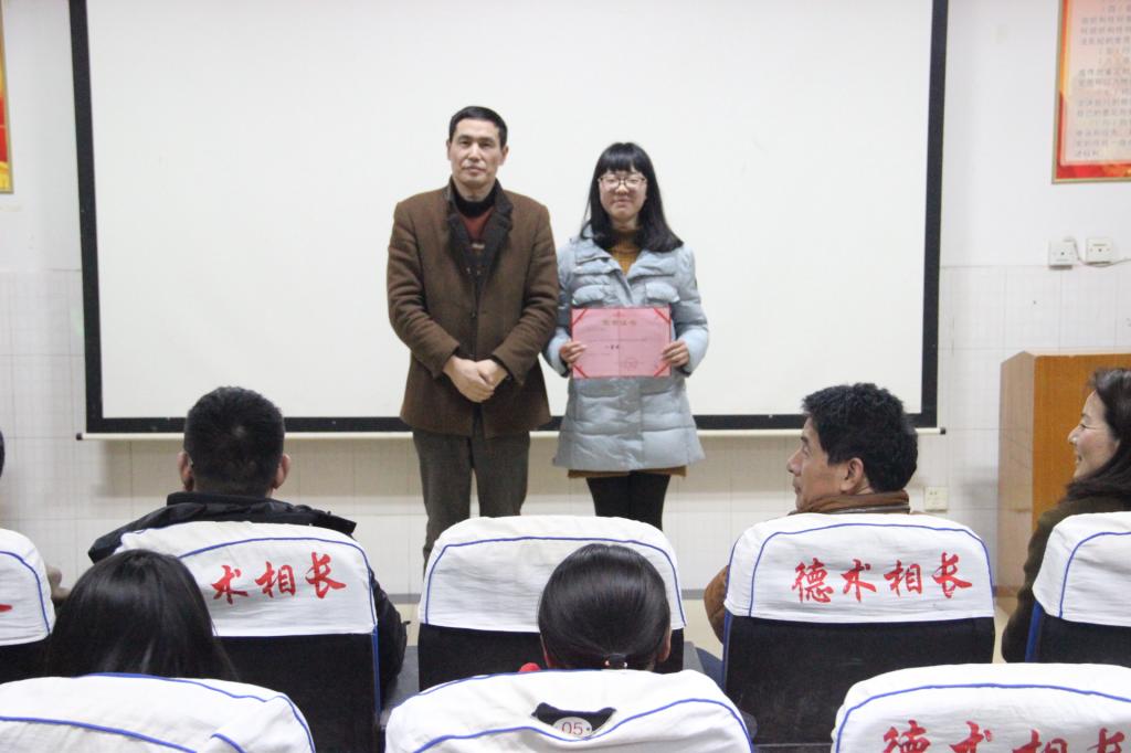 图为第一名颁奖合影(于敏摄)