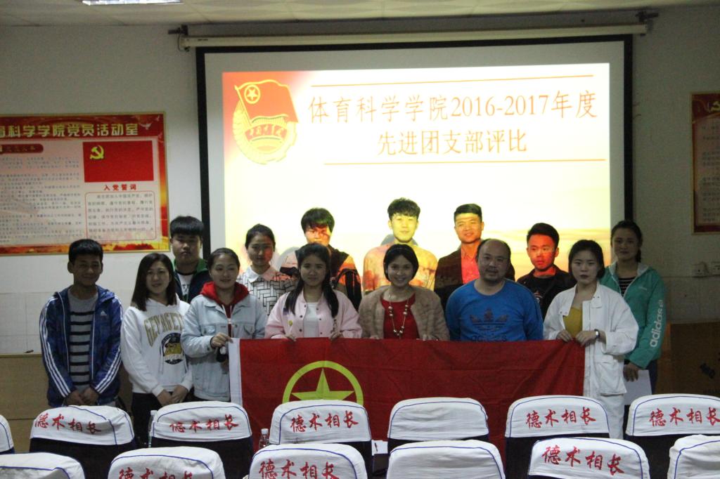 图为领导与选手合影(于敏摄)
