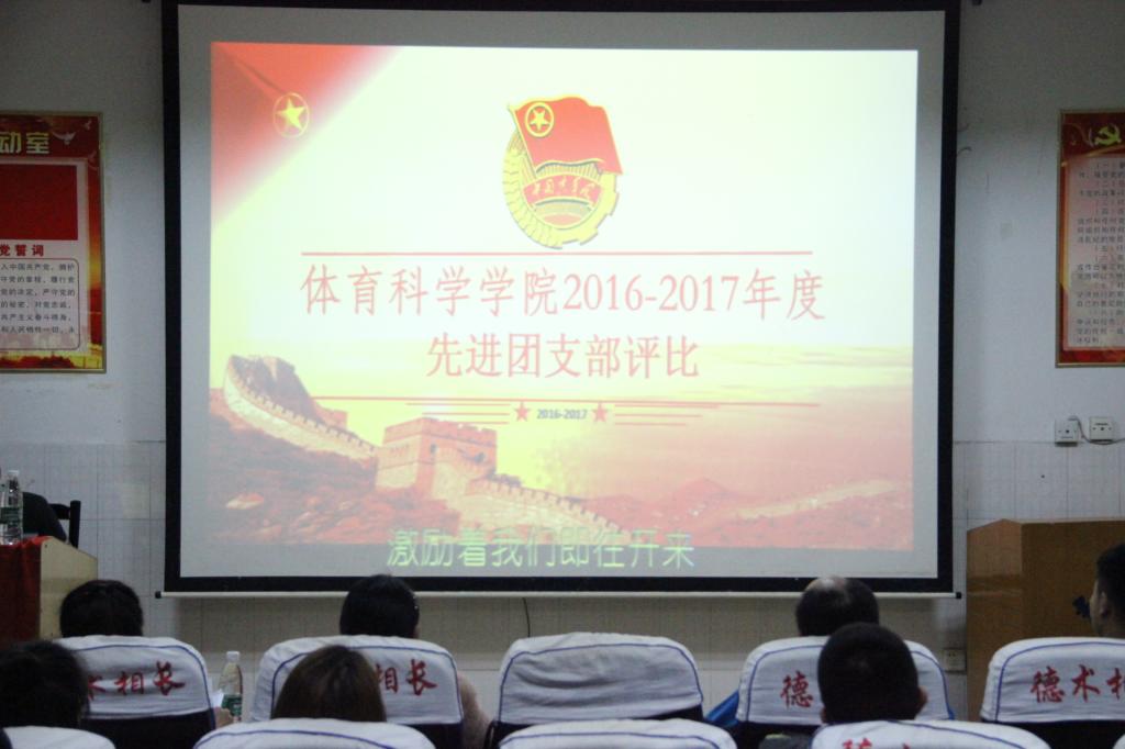 图为全体人员奏唱共青团团歌(于敏摄)