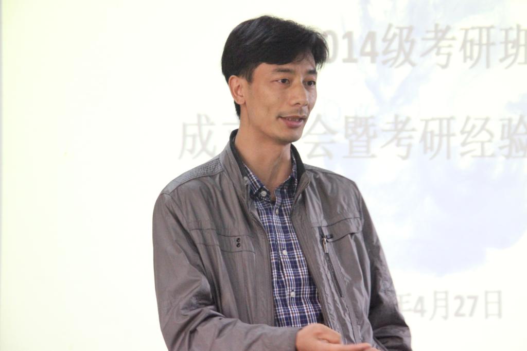 图为副经理张小林指导讲话(陈宝玉摄)