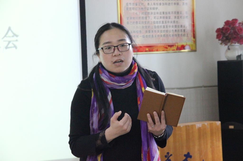 图为班主任石红老师讲话(陈宝玉摄)
