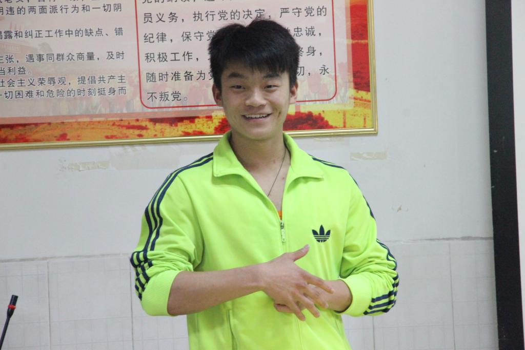 图为考研员工朱志杰(陈宝玉摄)