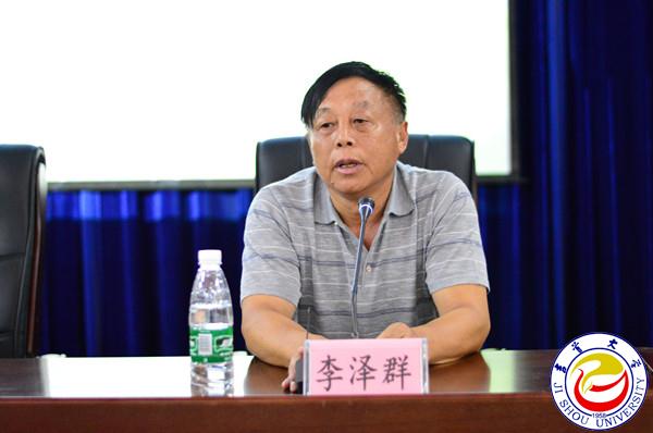 图为湖南省校园足球办公室主任李泽群讲话