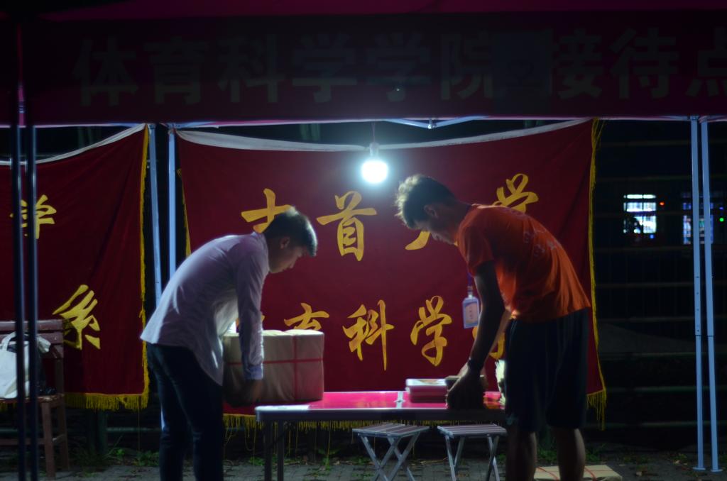图为志愿者(陈宝玉摄)