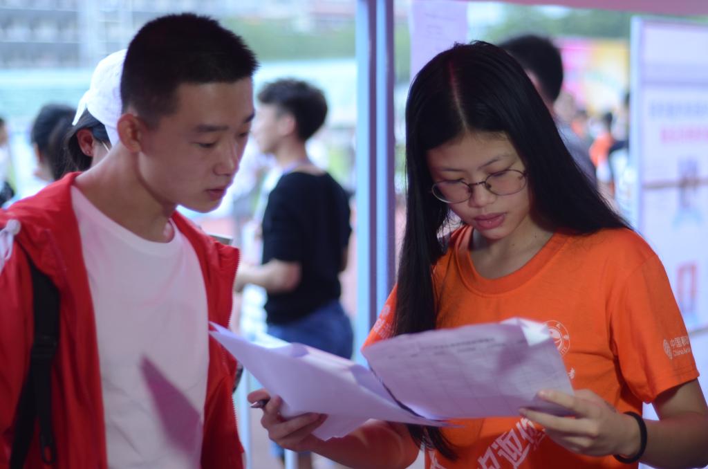 图为志愿者与新生(陈宝玉摄)