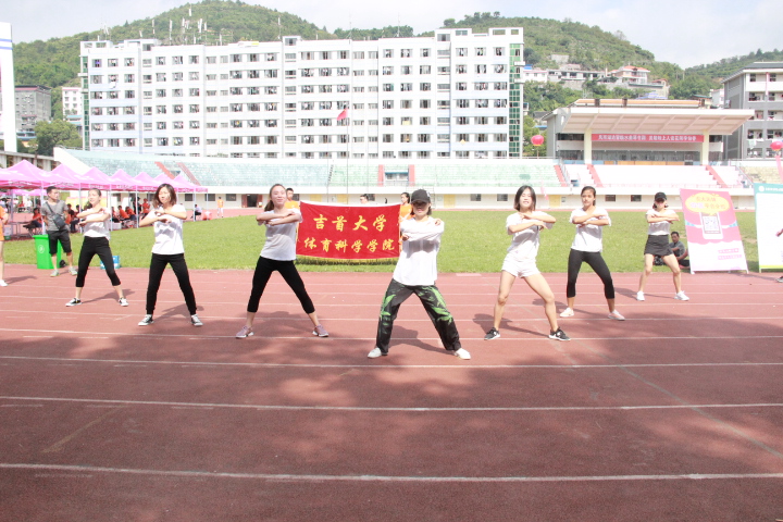 图为健美操表演(陈宝玉摄)