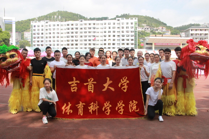 图为“快闪”活动合影(陈宝玉摄)