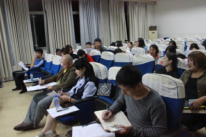 图为比赛现场(陈宝玉摄)