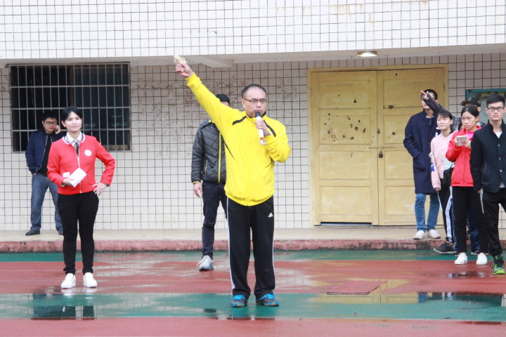 图六 党委副书记吴永海老师发令(陈宝玉摄)