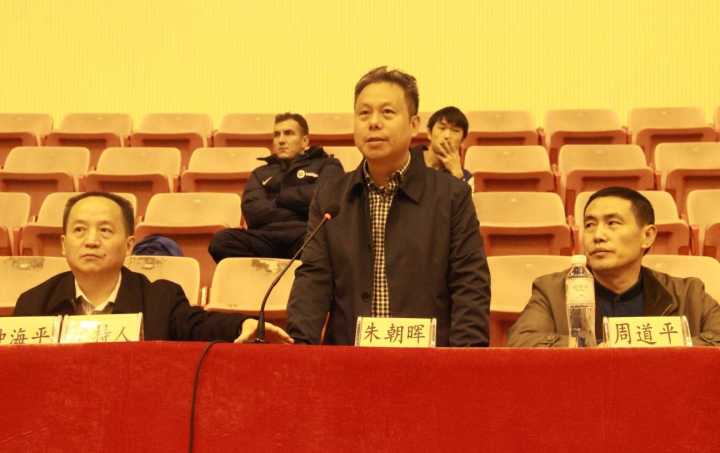 图二:湖南省民宗委文教处朱朝晖处长致开幕词(陈宝玉摄)