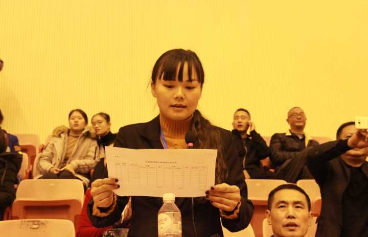 图五:裁判长朱晓红老师宣布比赛结果(陈宝玉摄)
