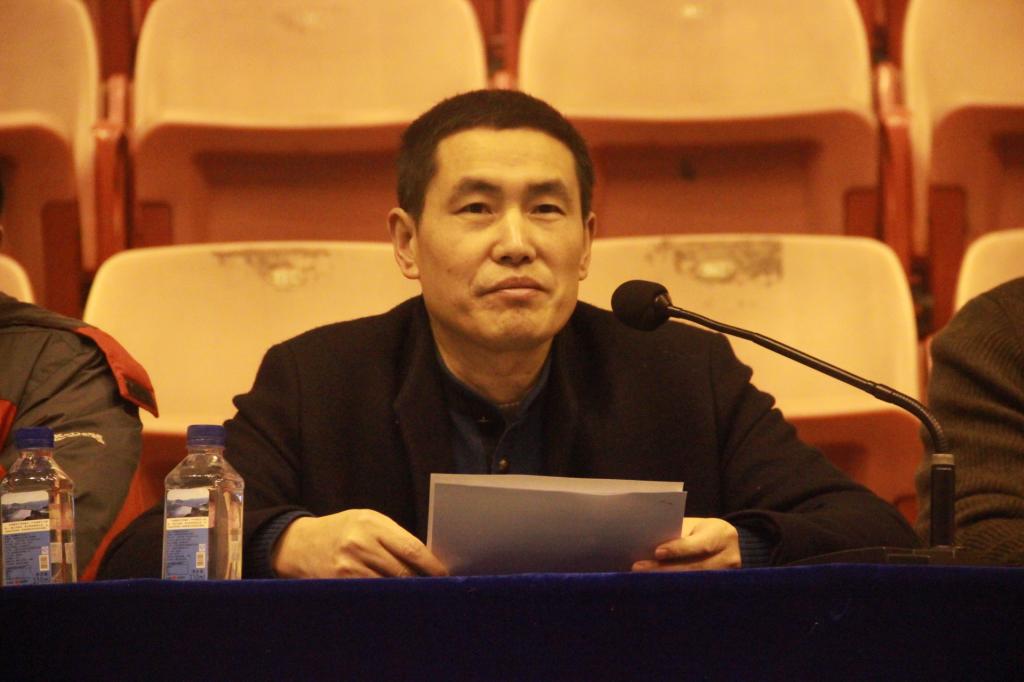 图二 周道平经理宣布思源奖学金获奖名单(陈宝玉摄)