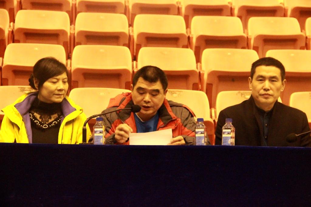 图四 党委书记肖松宣读年终表彰名单(陈宝玉摄)