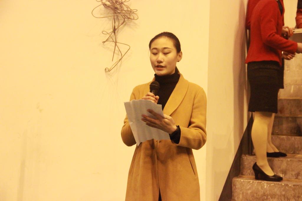 图三 思源奖学金获奖代表辛欣发言(陈宝玉摄)