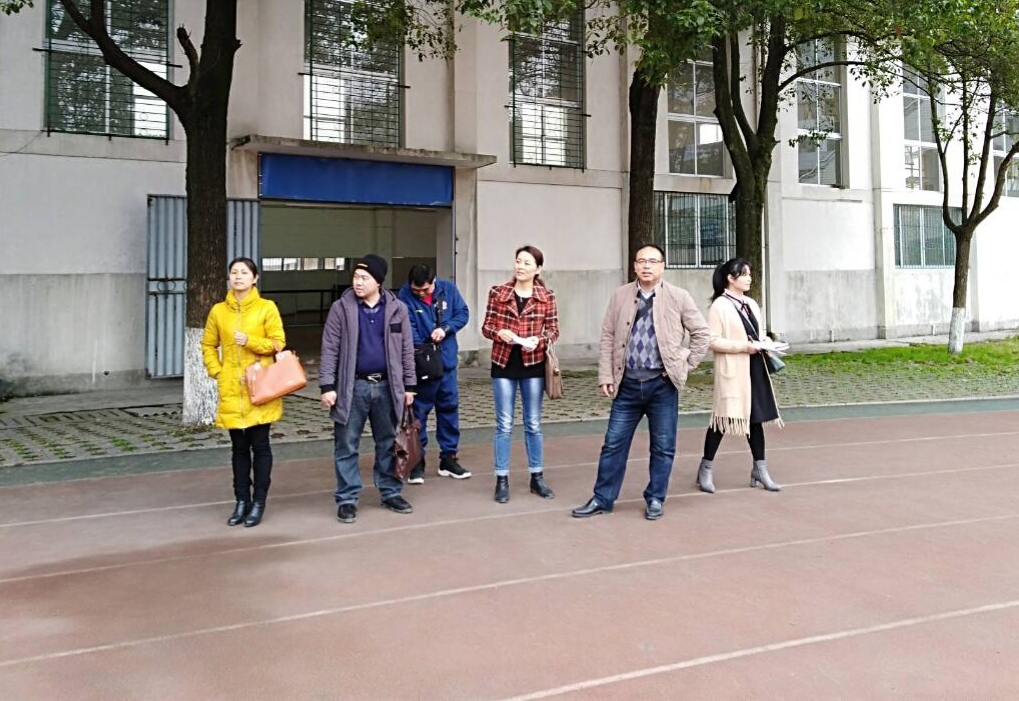 图二 领导老师查课(杜宏伟摄)