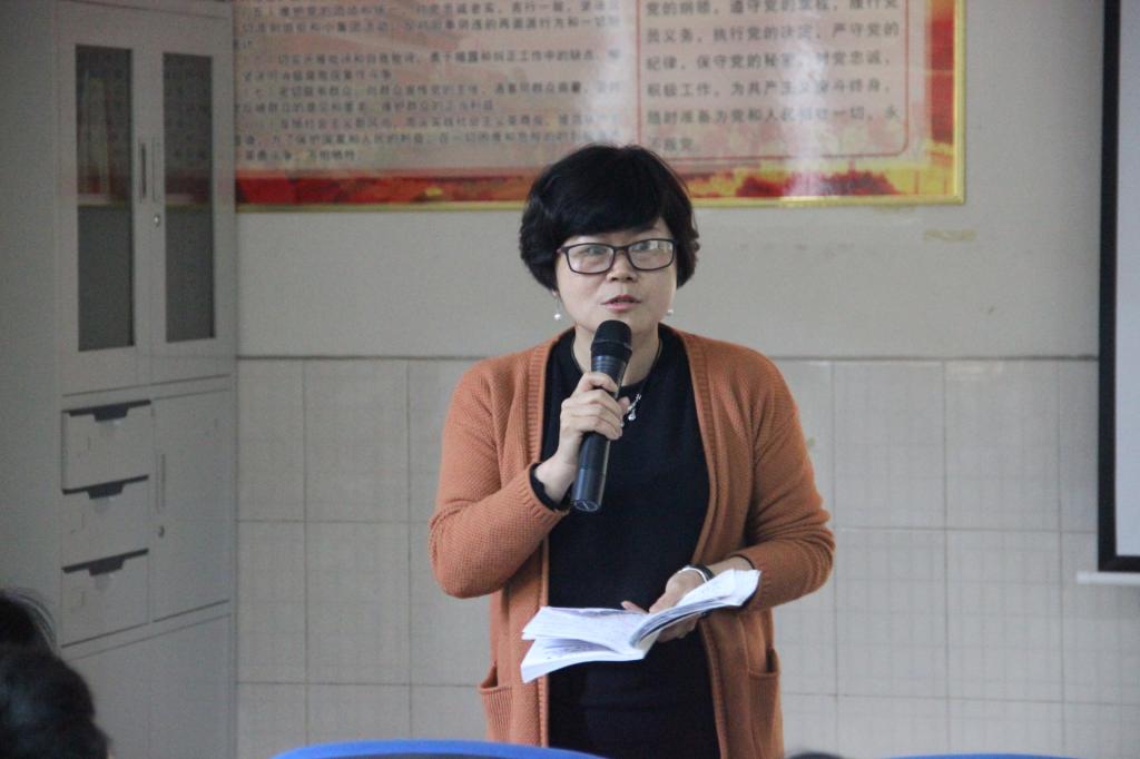 图二 陈玉凤老师发言(杨胜军摄)