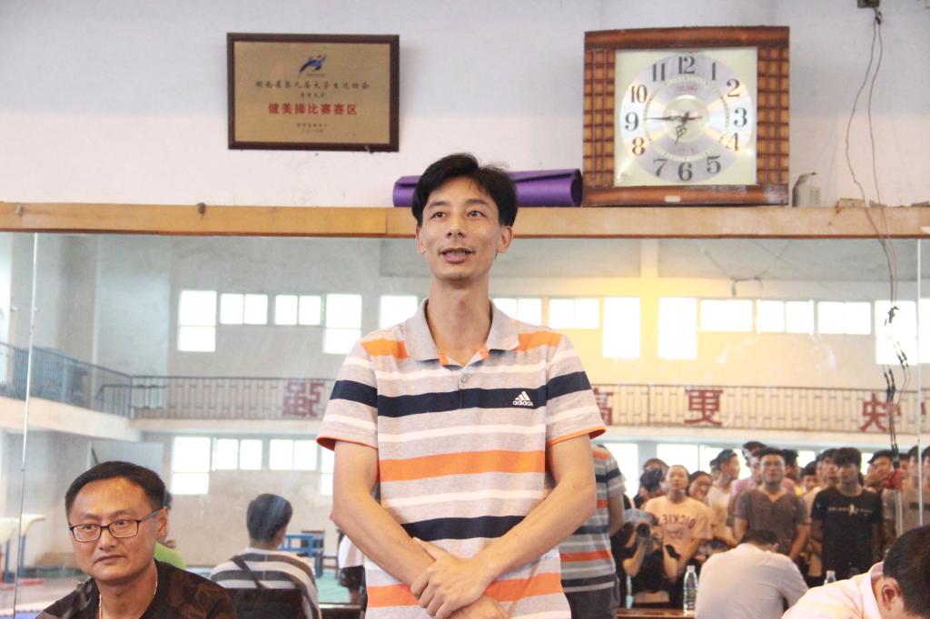 图三 张小林副经理宣布比赛开始(王澳伦摄)