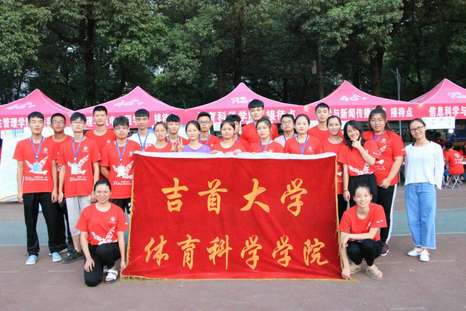 图三 志愿者合影(李久阳摄)
