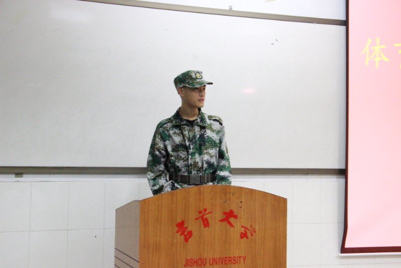新生代表冯伟航上台发言