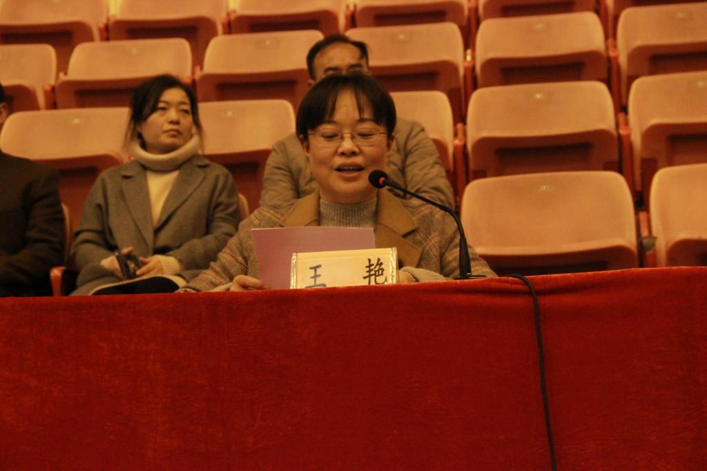 图一 宣传部王艳部长宣布获奖名单(刘杨乐摄)
