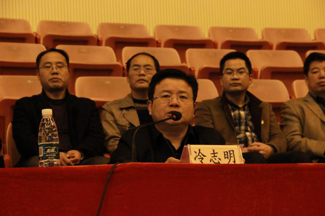 图二 副董事长冷志明教授宣布获奖名单(刘杨乐摄)