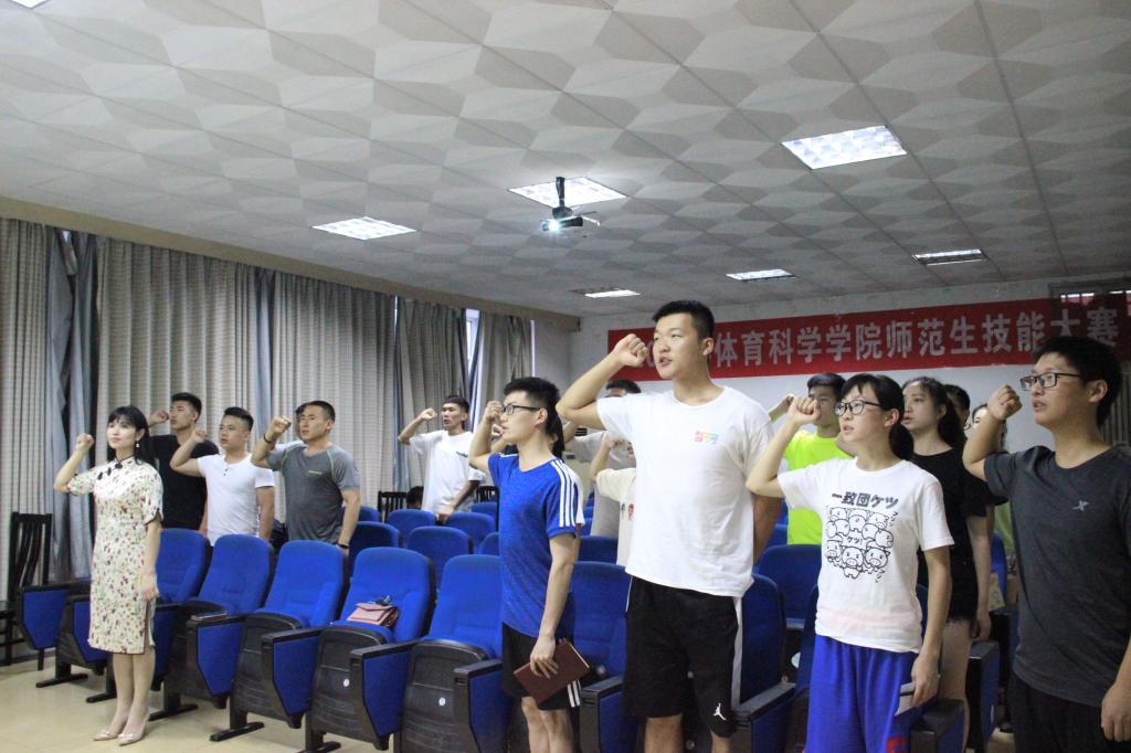 图为全体党员重温入党誓词