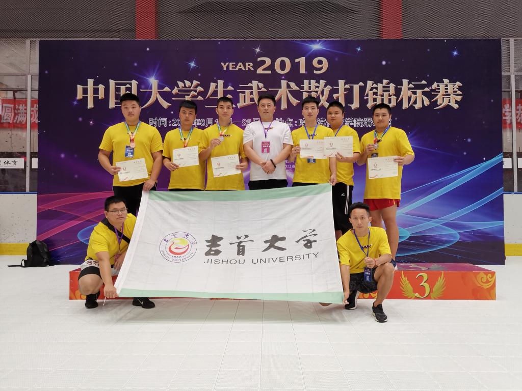 图为教练员与运动员合影