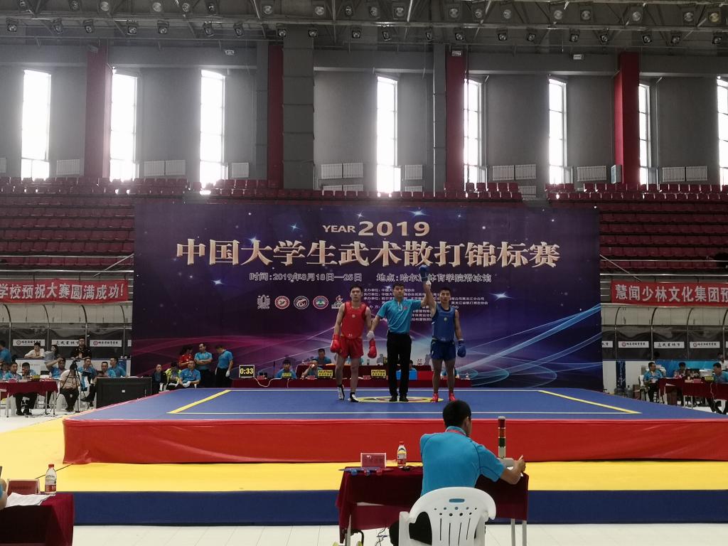 图为乐宏辉在赛场获胜照片