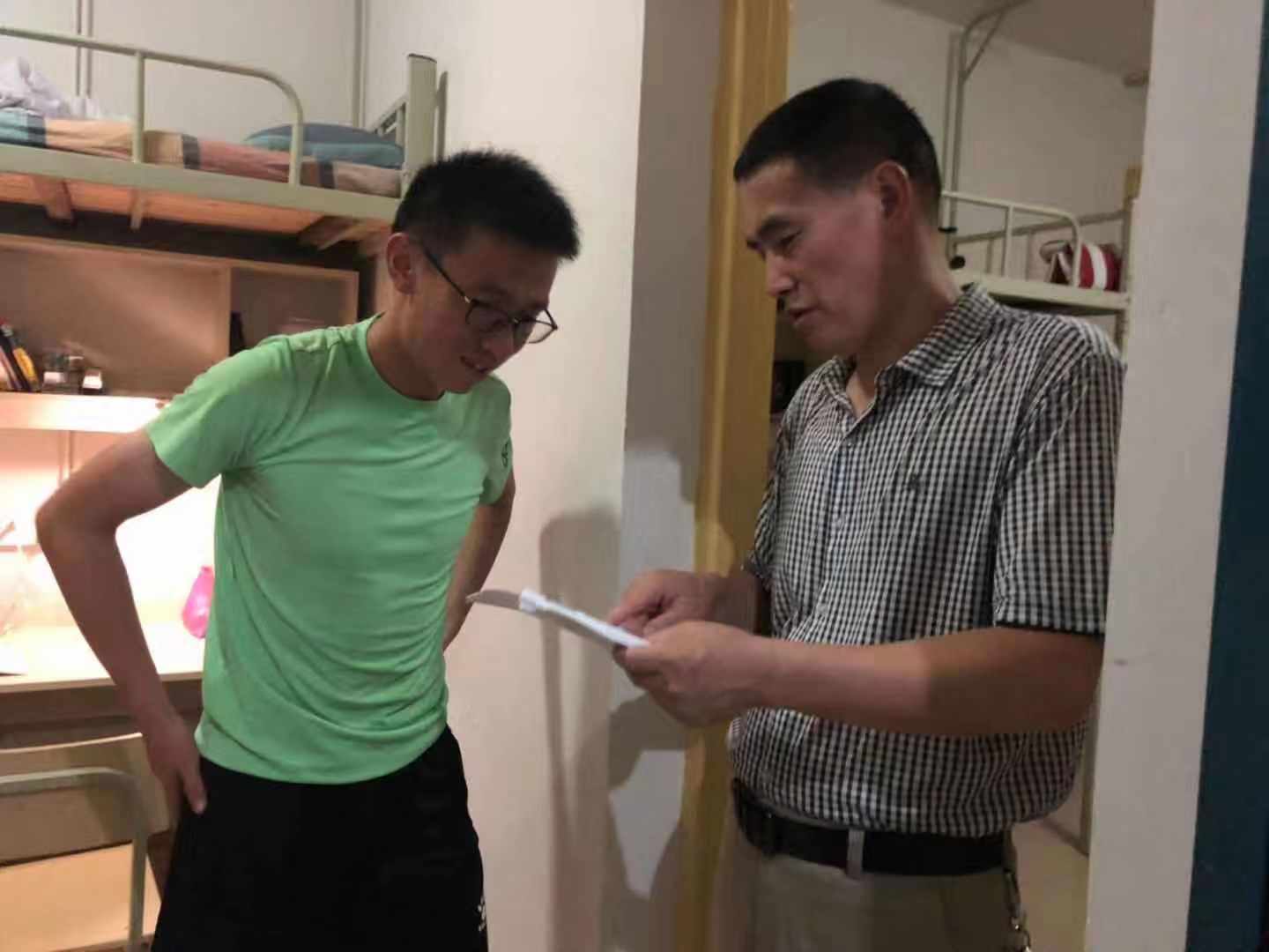 图二为周道平经理与新生交流