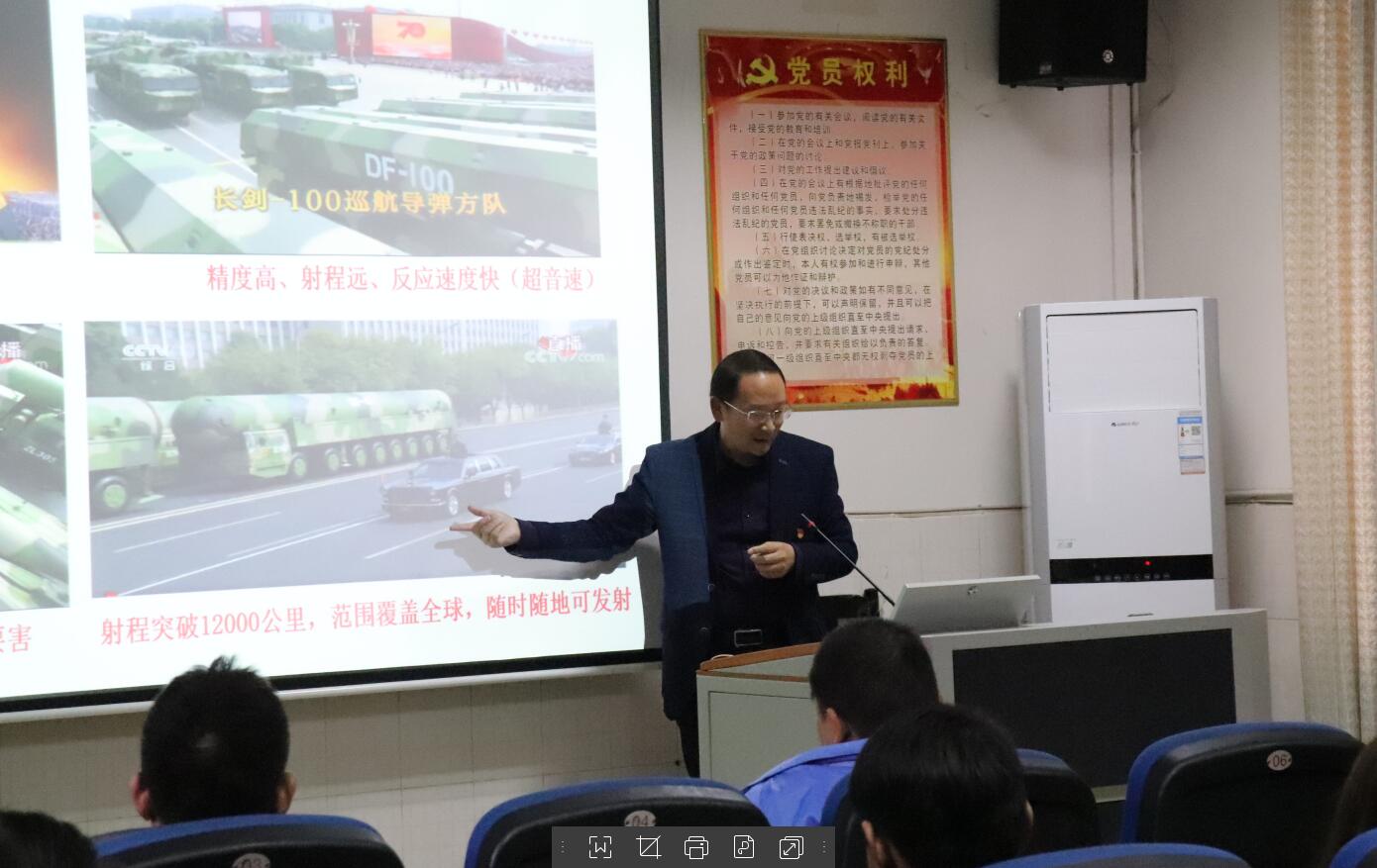 图二 硕士生导师李景军进行讲解(刘桂婷摄)