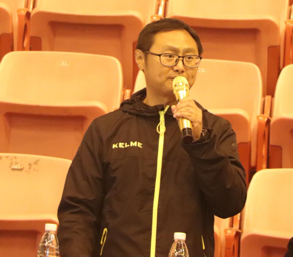 图二 裁判长王海波宣读获奖名单(杨彪摄)