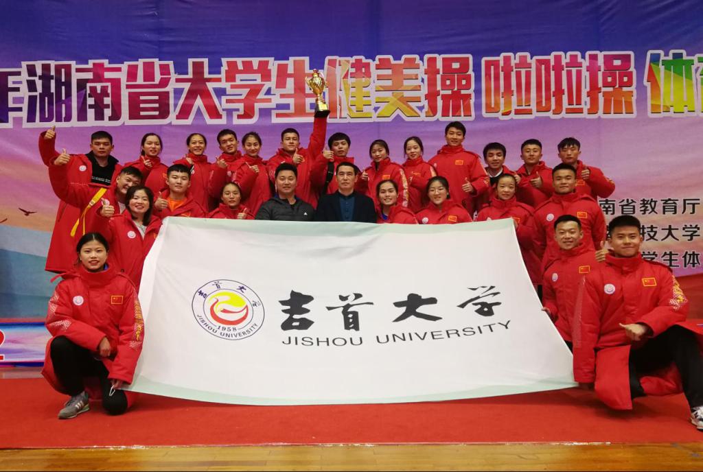 图为002资讯网周道平经理和运动员合影